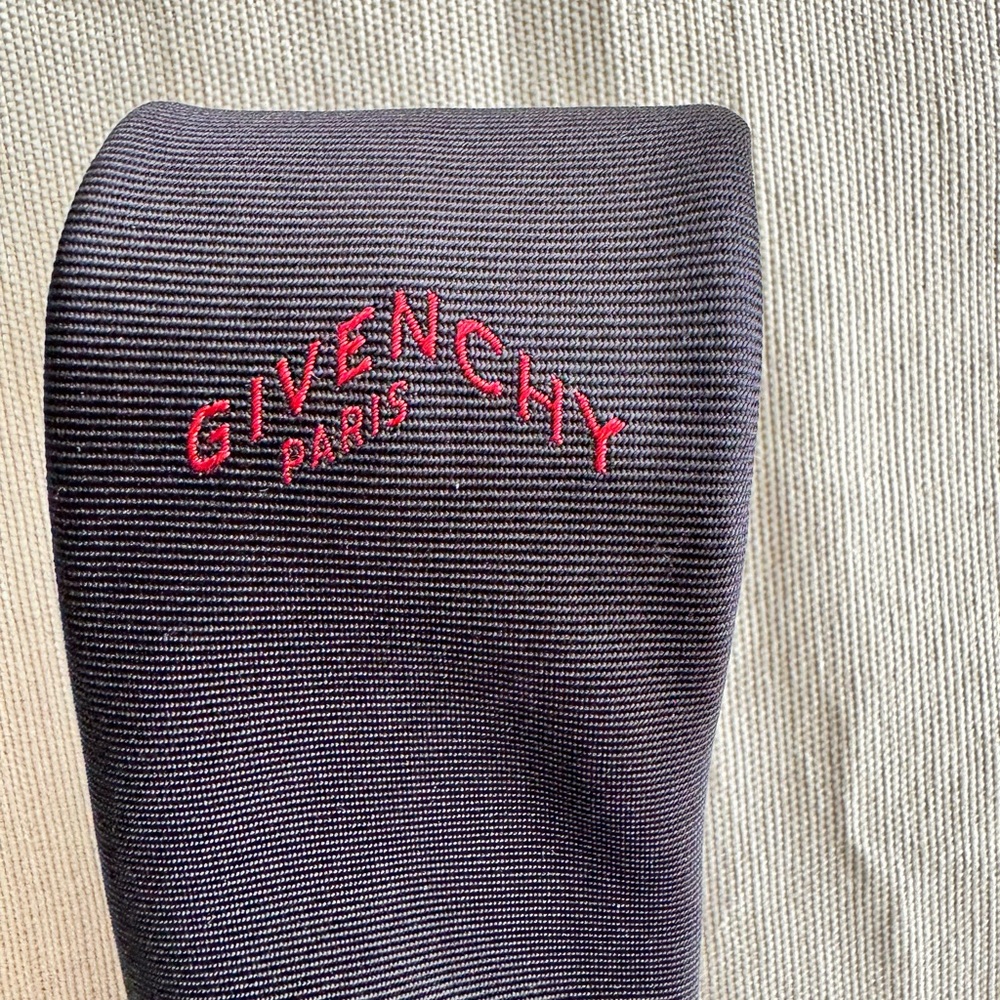 Givenchy Men’s black Ribbed Tie with red logo limited.